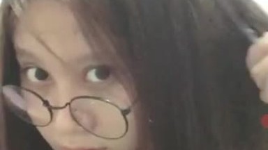 Ratu si cantik kacamata live barbar